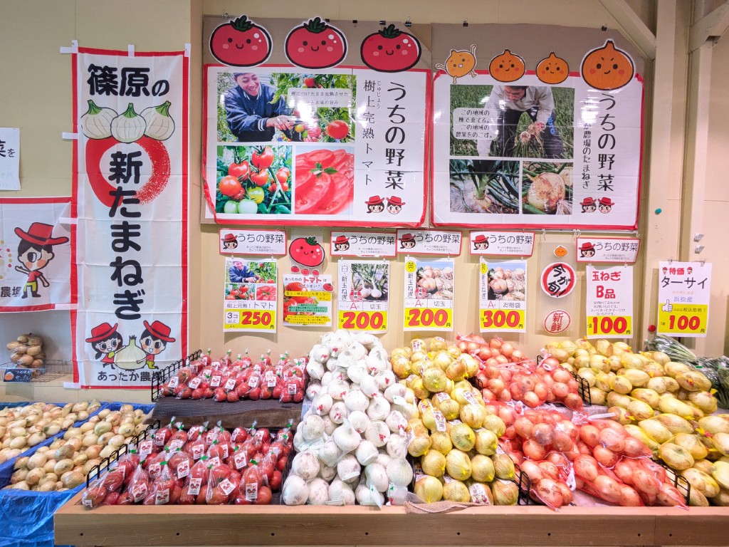 新たまねぎが並ぶおにおんハウスの売場