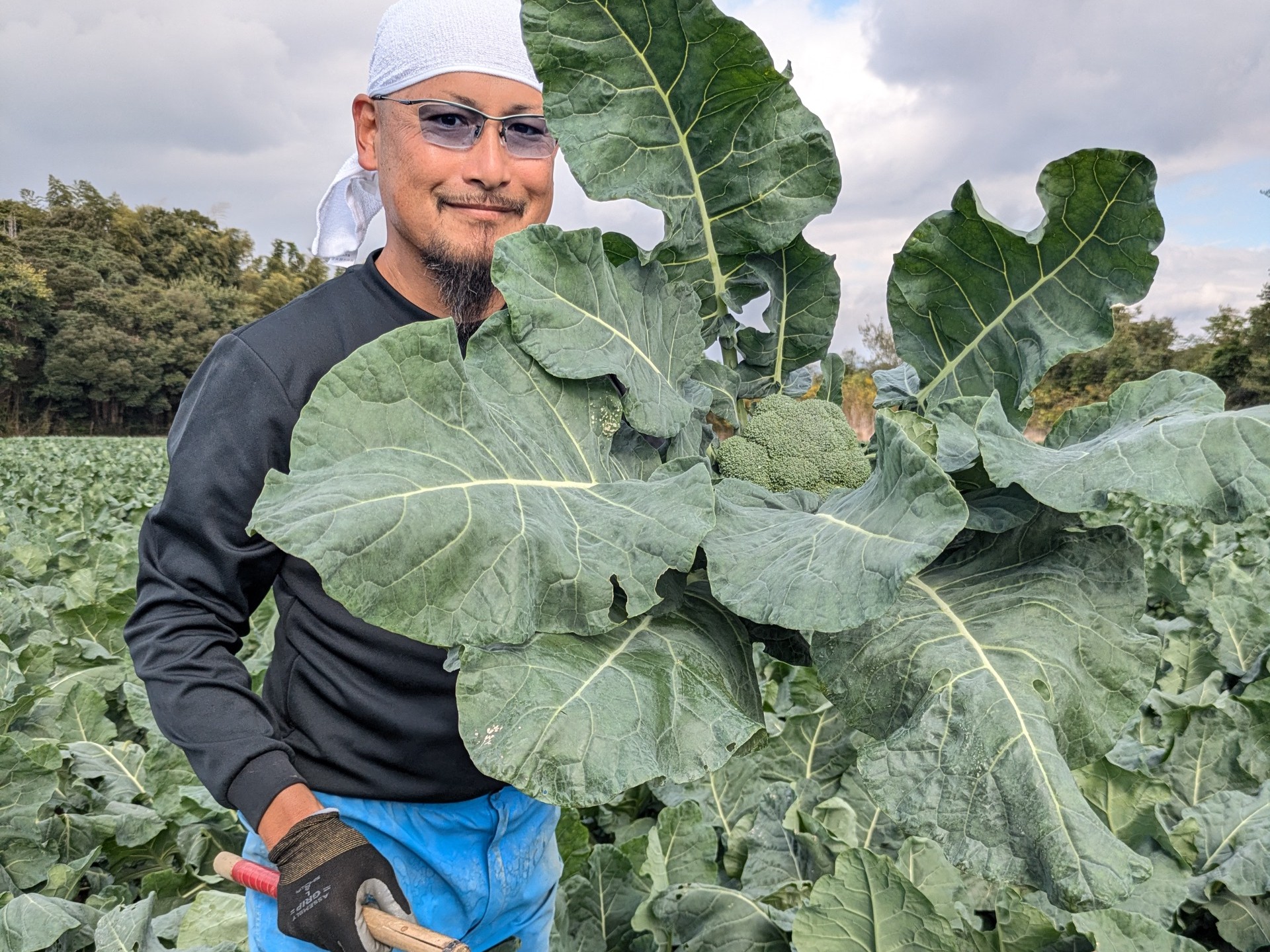 収穫した野菜と笑顔