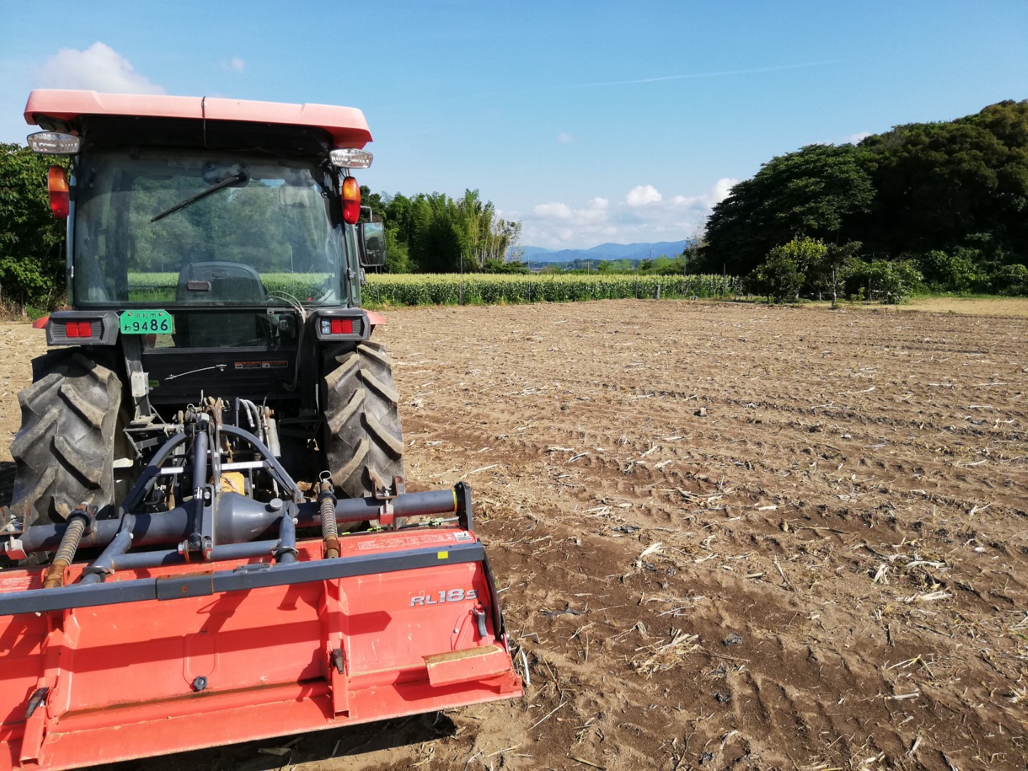 大型トラクターと作業